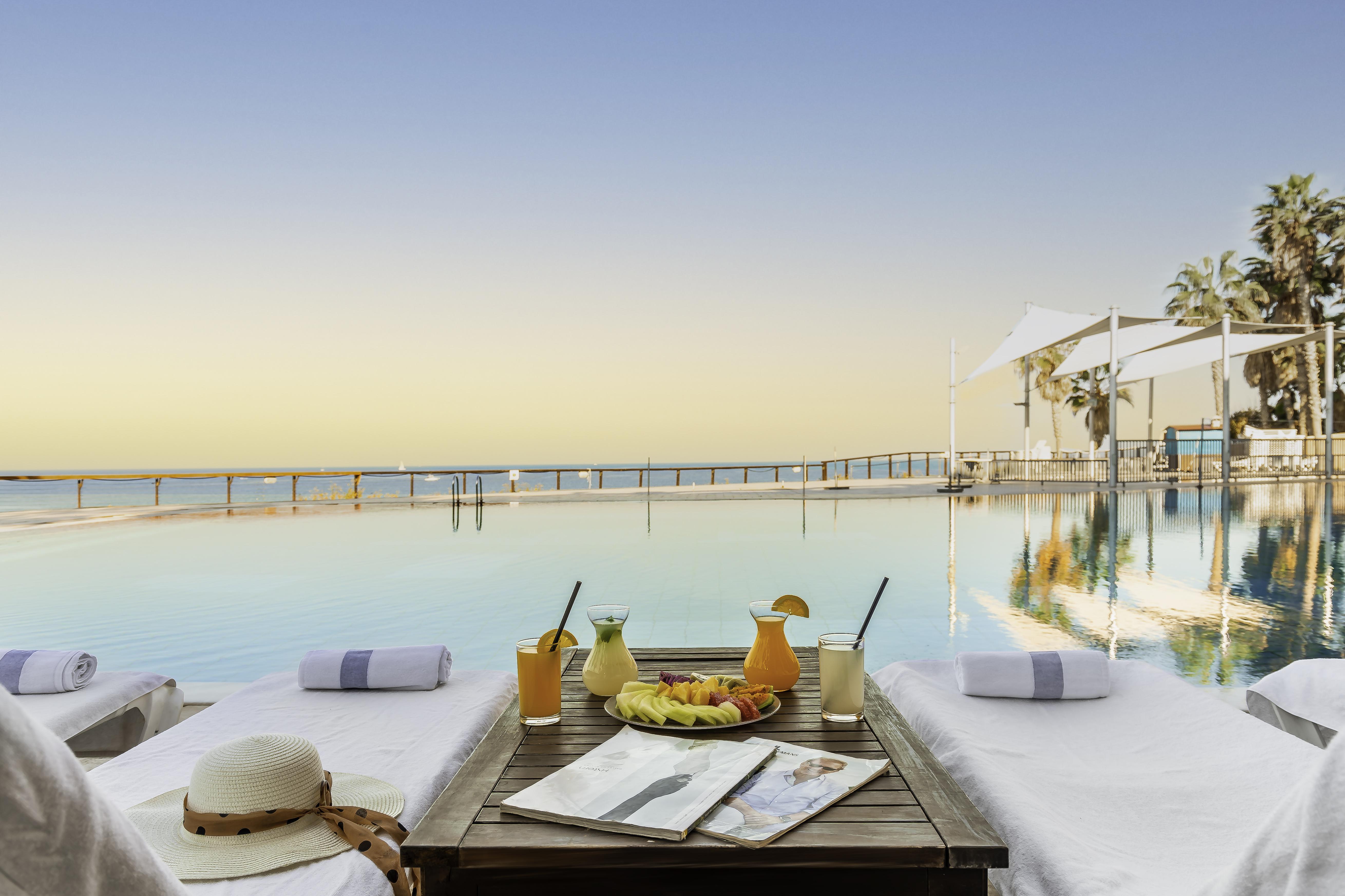 Daniel Herzliya Hotel Εξωτερικό φωτογραφία The pool at the hotel