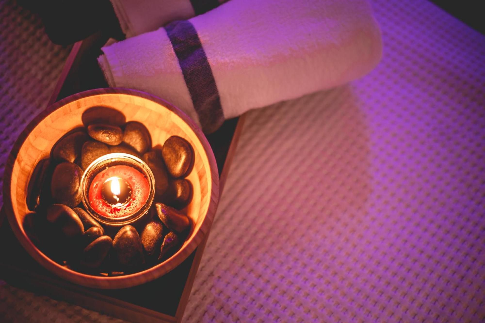 Daniel Herzliya Hotel Εξωτερικό φωτογραφία A candle and stones on a massage table