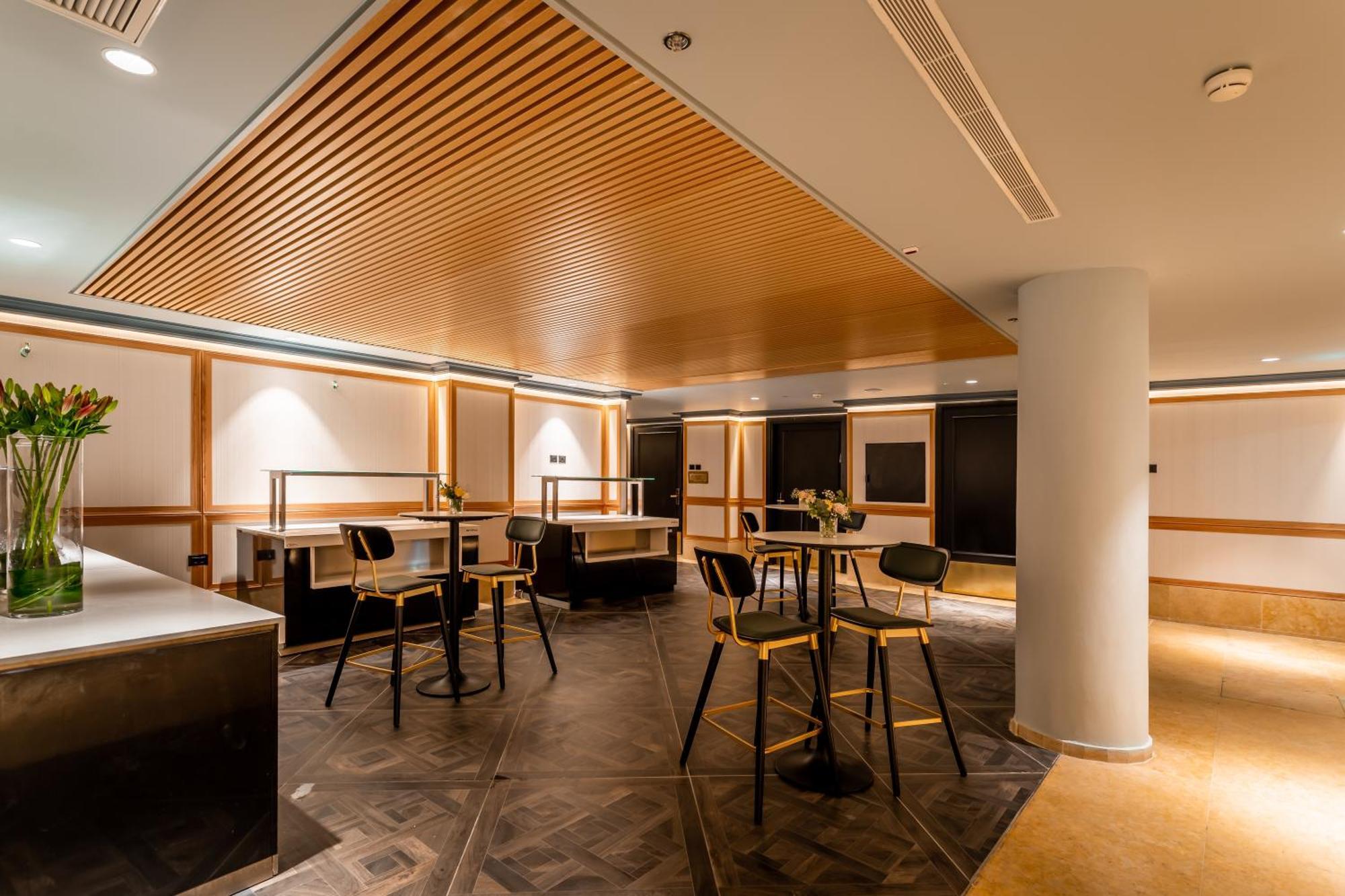 Daniel Herzliya Hotel Εξωτερικό φωτογραφία The lounge at London Heathrow Airport