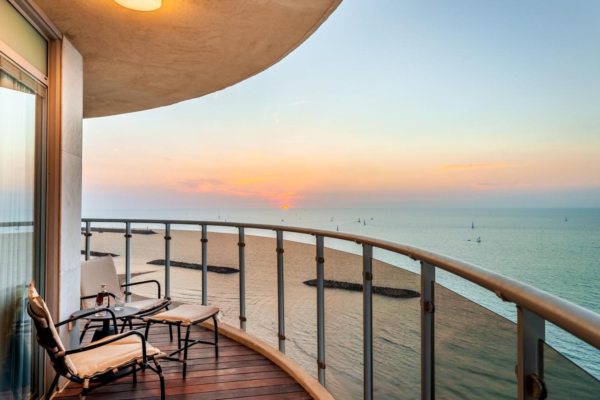 Daniel Herzliya Hotel Εξωτερικό φωτογραφία A balcony in a residential building