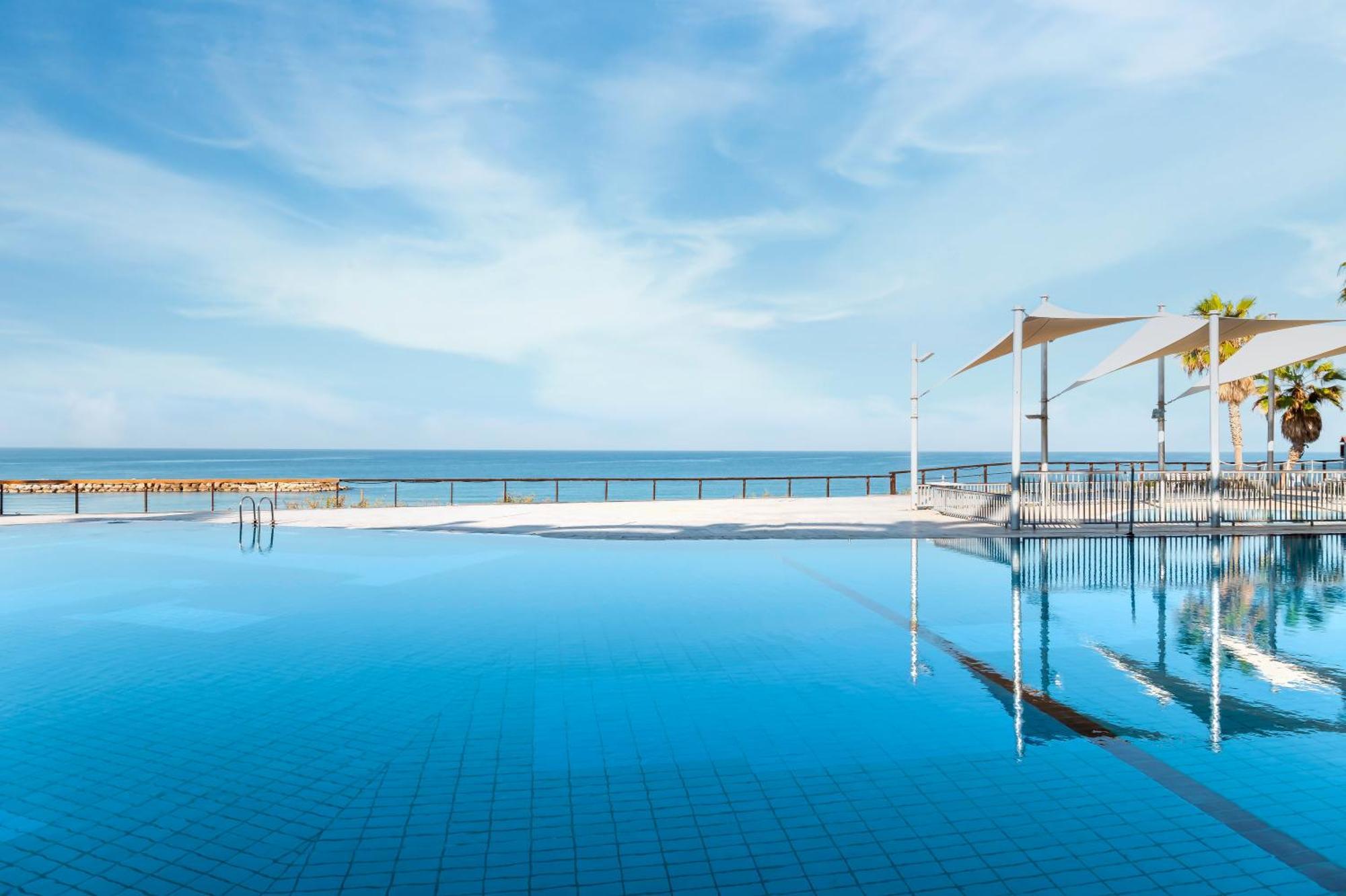 Daniel Herzliya Hotel Εξωτερικό φωτογραφία Infinity pool at the hotel