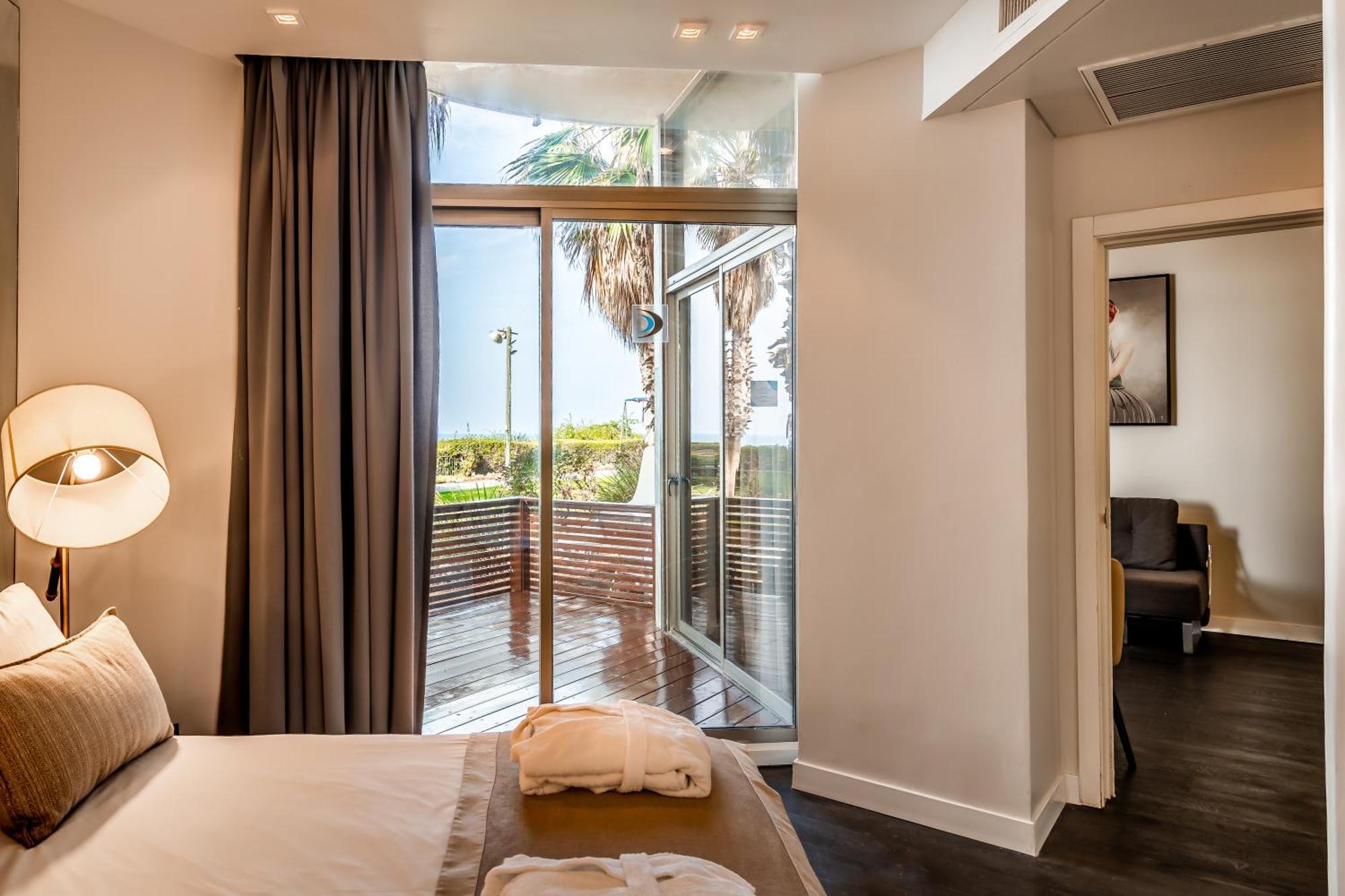 Daniel Herzliya Hotel Εξωτερικό φωτογραφία A room at the hotel