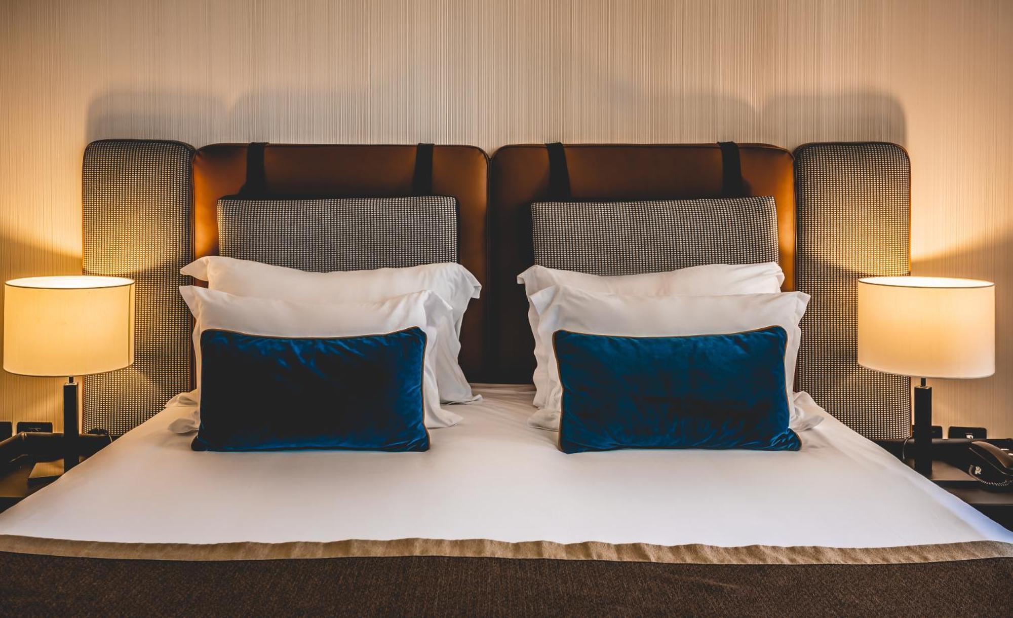 Daniel Herzliya Hotel Εξωτερικό φωτογραφία A bed with two pillows