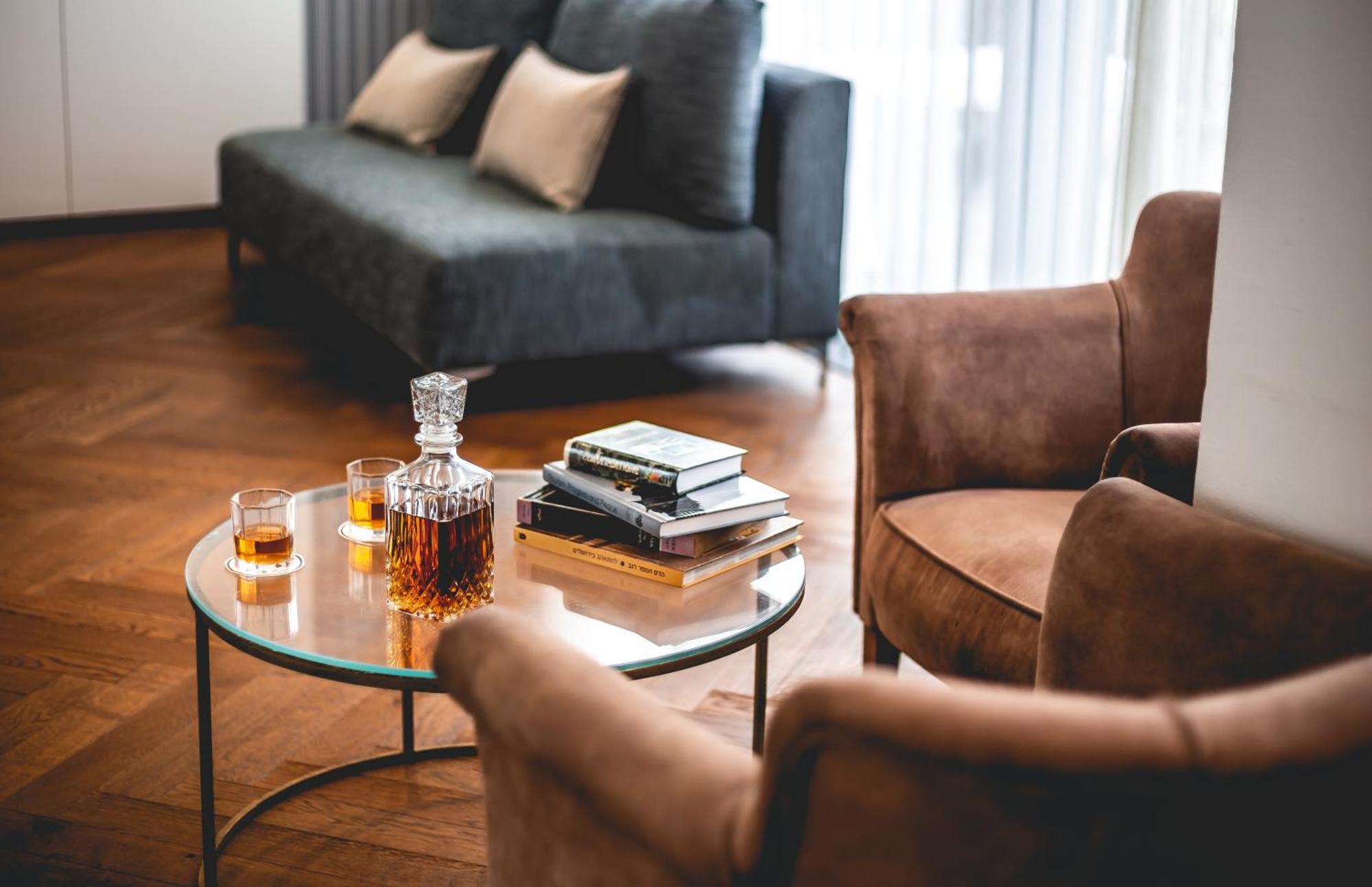 Daniel Herzliya Hotel Εξωτερικό φωτογραφία A living room with a coffee table